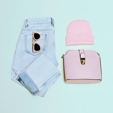 Moda kadın aksesuar seti. Pembe Bayan. çanta, kot, güneş gözlüğü