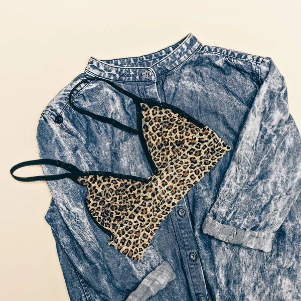 Stylové módní Lady minimální Leopard podprsenka. Džínová košile a Leopar — Stock fotografie