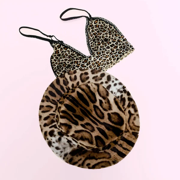 Set Animal print. Fashionable leopard bra and hat. Focus on the — Stock Photo, Image