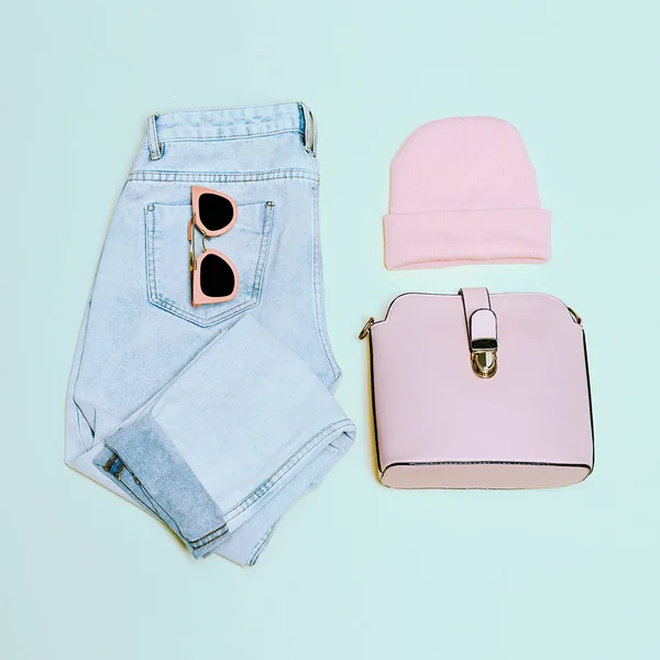 Аксессуары для женщин моды. Розовая леди. сумки, джинсы, солнечные очки — стоковое фото