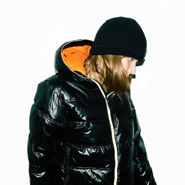 Swag Sexig modell i svart ner jacka snygg hipster papperskorgen urban — Stockfoto