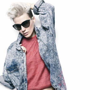 Moda kavramı glam rock tarzı Denim gömlek. Göz alıcı Tomboy H