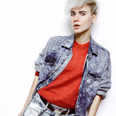 Denim moda. Moda kot gömlek. Şor ile şık sarışın