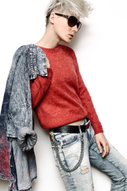 Tomboy hipster kavramı mavi kot elbise şık moda model 