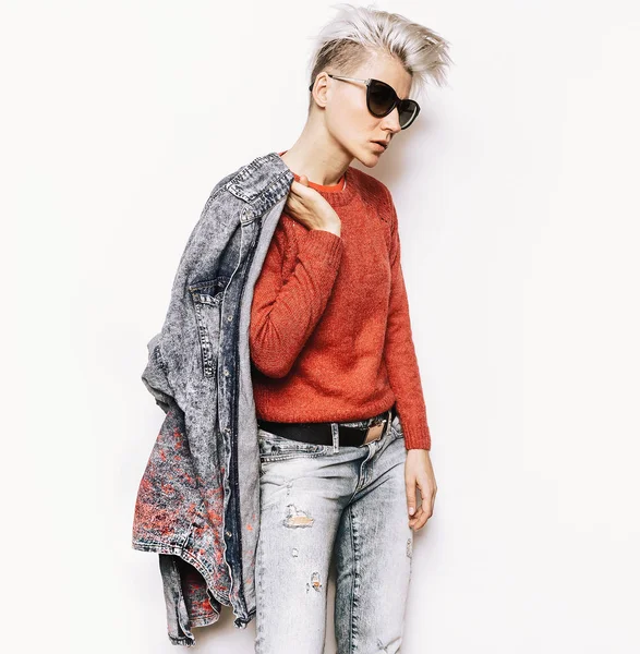Denim moda. Şık denim kot tarzı outfi