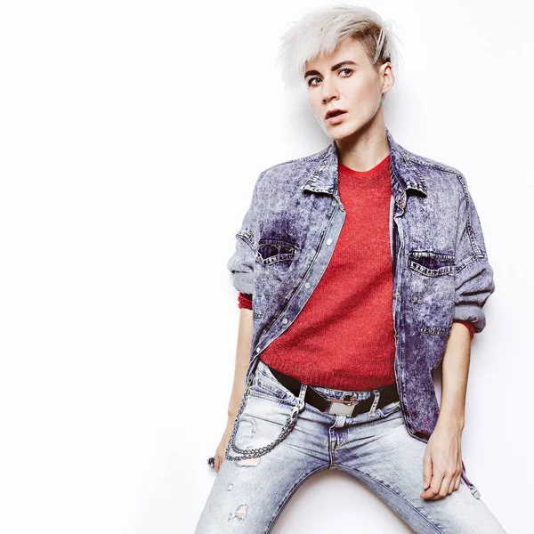 Fashion concept rock stijl Denim kleding glamoureuze Tomboy Blond — Stockfoto