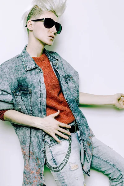 ファッションのコンセプトのブルーデニム スタイリッシュなブロンド女の子 — ストック写真