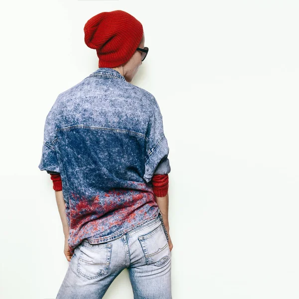 Conceito de moda Roupas de ganga azul Modelo elegante Tomboy hipster — Fotografia de Stock