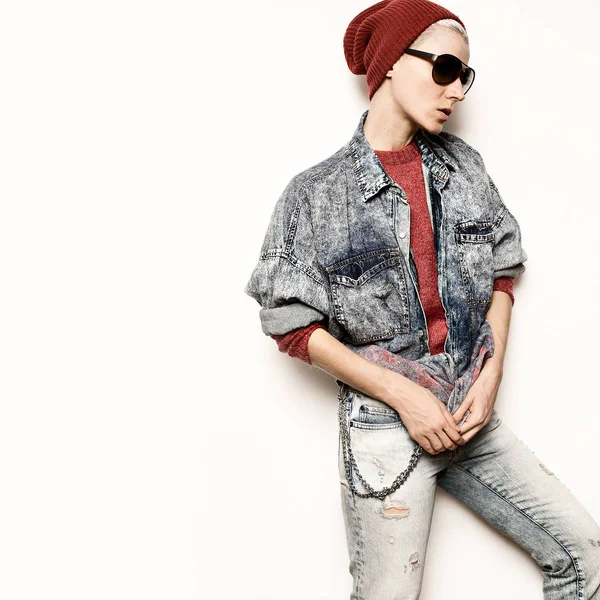 Modelo Tomboy hipster conceito Roupas de ganga azul Moda elegante — Fotografia de Stock