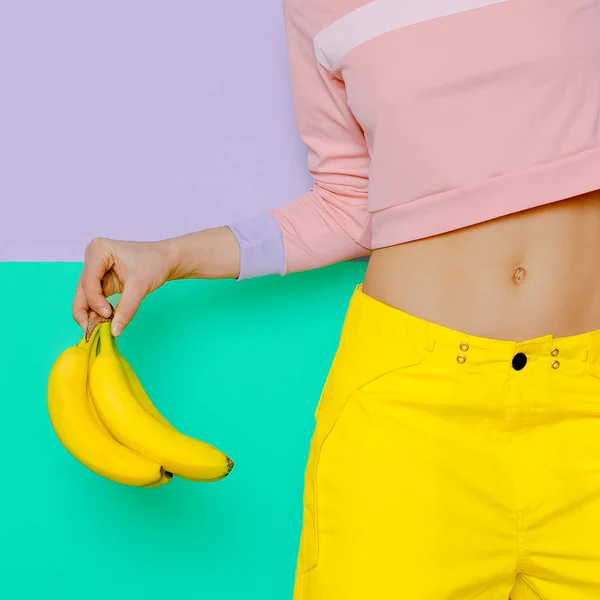 Mädchen in modischen Kleidern mit Bananen in der Hand. Vanille Sommer Styling — Stockfoto