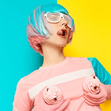 Seksi hipster modeli ile pasta yaratıcı minimalizm tatlı titreşim