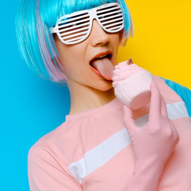 Oynak seksi model kek yaratıcı minimalizm tatlı vibes arpacık ile