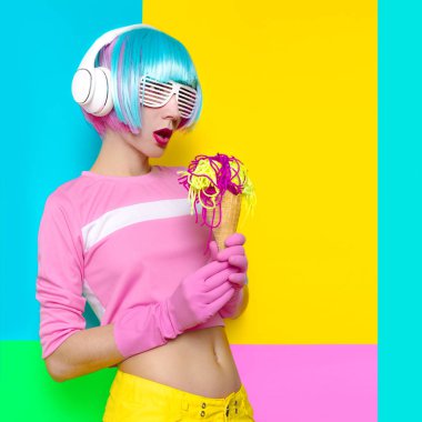 Hipster Bayan disko ve sahte dondurma. Minimalizm sanat. Taze süt