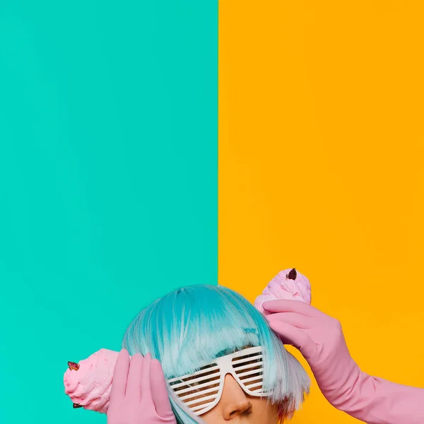 Meisje met taart creatieve minimalisme Sweet trillingen kleur mode — Stockfoto
