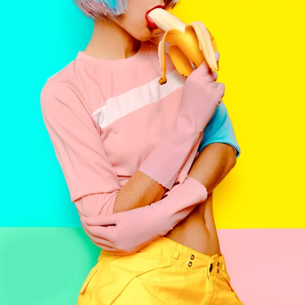 Juguetón Sexy modelo con plátano minimalismo creativo vibraciones sexuales — Foto de Stock