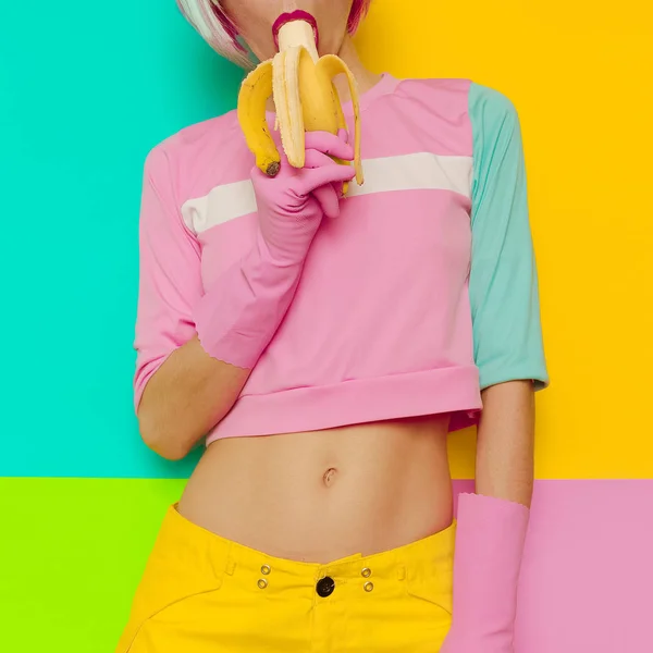 Mädchen lieben Bananen kreativen Minimalismus sexuelle Vibration Farbe fa — Stockfoto