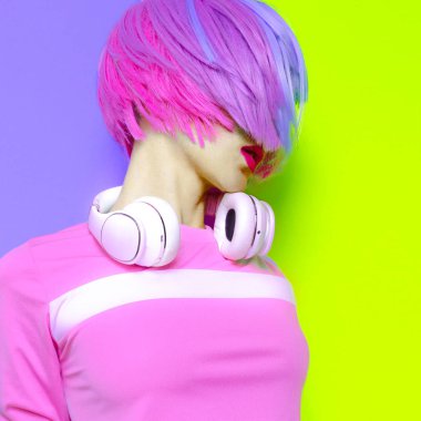 Müzik ve aşk. En az moda Pop Art. Vanilya rengi. Kız Dj.