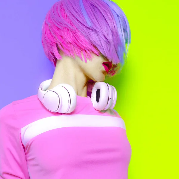 Música y amor. Moda mínima Pop Art. Color vainilla. Chica DJ . — Foto de Stock