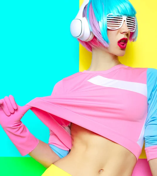 Musik und Liebe. Minimale Pop-Art-Mode. Vanillefarbe. Mädchen dj. — Stockfoto