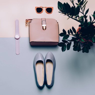 Bayanlar moda aksesuarları. Pembe çanta ve güneş gözlüğü. Modaya uygun ayakkabı