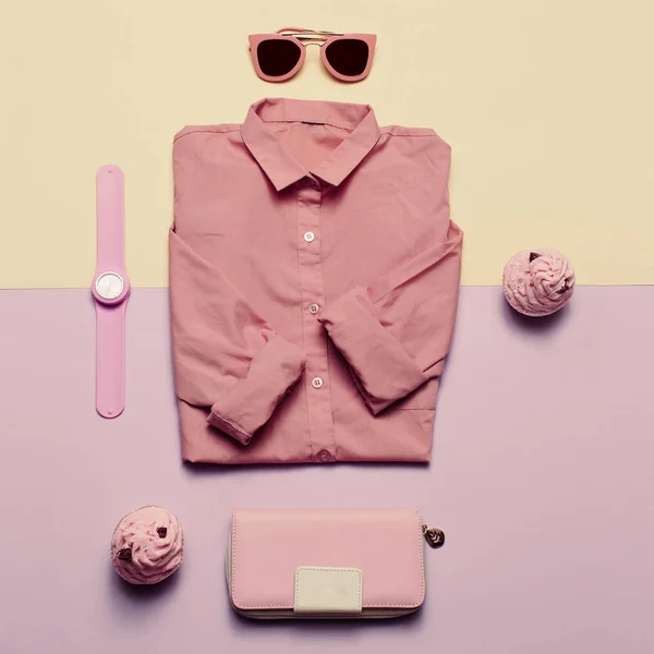 Vêtements et accessoires de mode pour dames. Sac à main, montres, lunettes de soleil — Photo