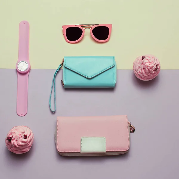 Accesorios de moda para mujer. Cartera, reloj, collar, gafas. Papá. — Foto de Stock