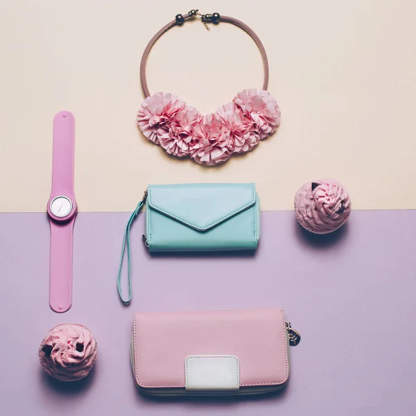 Damenmodeaccessoires. Brieftasche, Uhr, Halskette. Pastellfarbton — Stockfoto