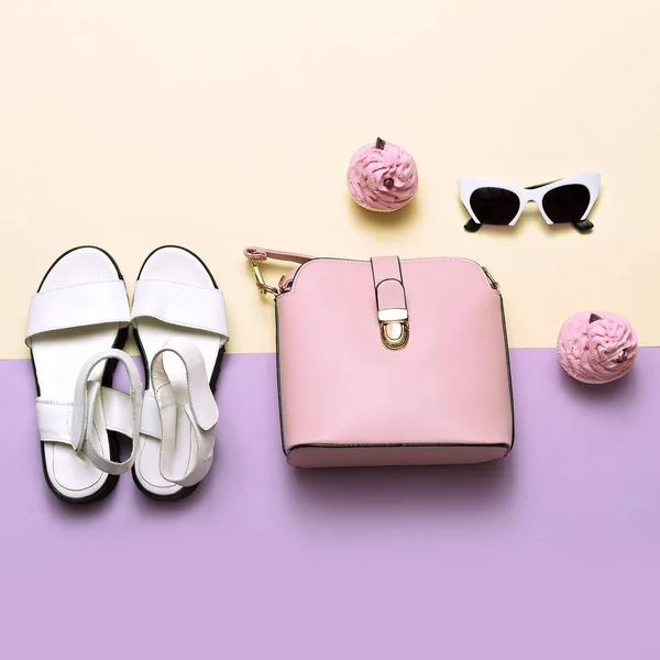 Acessórios de moda das senhoras. Bolsa rosa e óculos de sol. Areia na moda — Fotografia de Stock