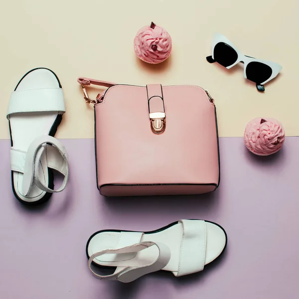 Dames mode-accessoires. Roze tas en zonnebril. Trendy zand — Stockfoto