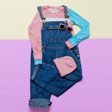 Şık denim tulum ve aksesuarları. Şık giysiler. GLA