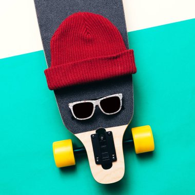Kaykay, güneş gözlüğü, cap. Kentsel moda seviyorum. minimal tasarım