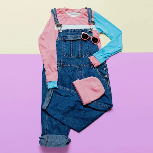Trendy denim overalls en accessoires. Stijlvolle kleding. GLA — Stockfoto