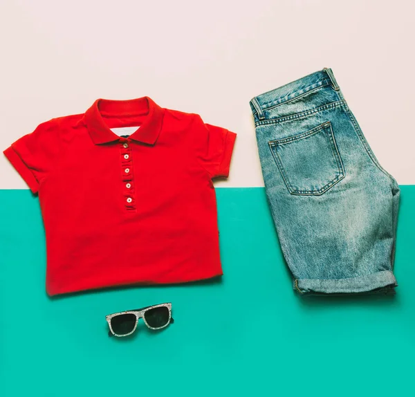Set de estilo urbano de verano. Pantalones vaqueros gafas de camiseta. ropa de moda — Foto de Stock
