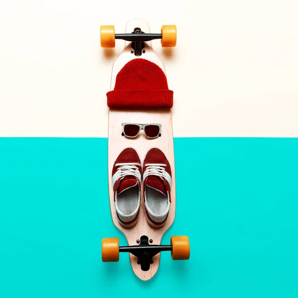 Set skateboarder. Stijlvolle actief leven. Sneakers, zonnebril, ska — Stockfoto