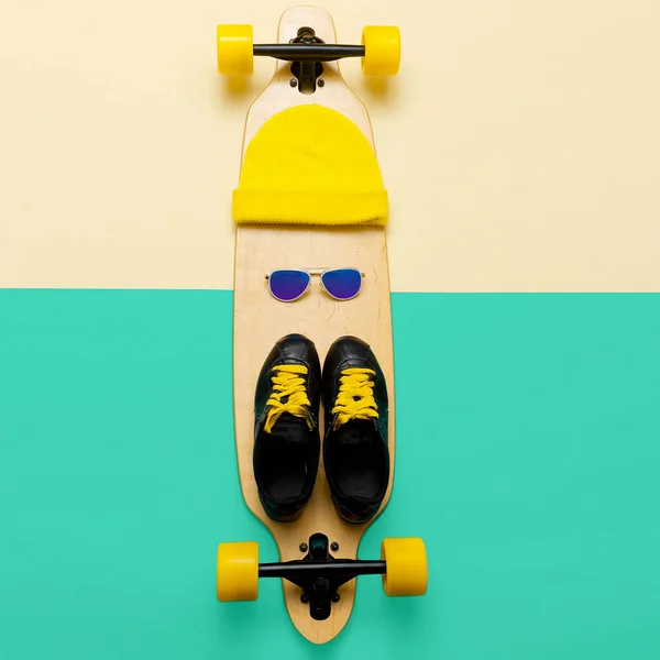 Set skateboarder. Stijlvolle actief leven. Sneakers, zonnebril, ska — Stockfoto