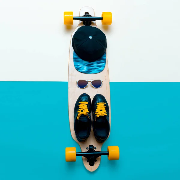 Set skateboarder. Stijlvolle actief leven. Sneakers, zonnebril, ska — Stockfoto