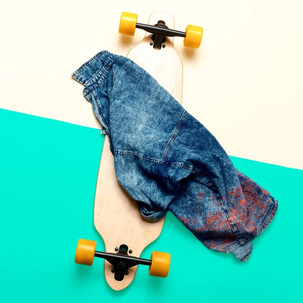 Skateboard en jeans. Stedelijke mode. minimaal ontwerp — Stockfoto