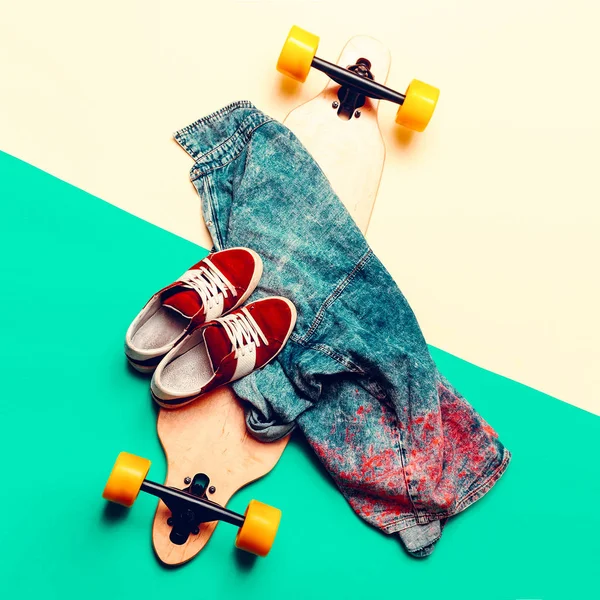 Skateboard, jeans, sneakers, liefde Urban fashion. minimaal ontwerp — Stockfoto