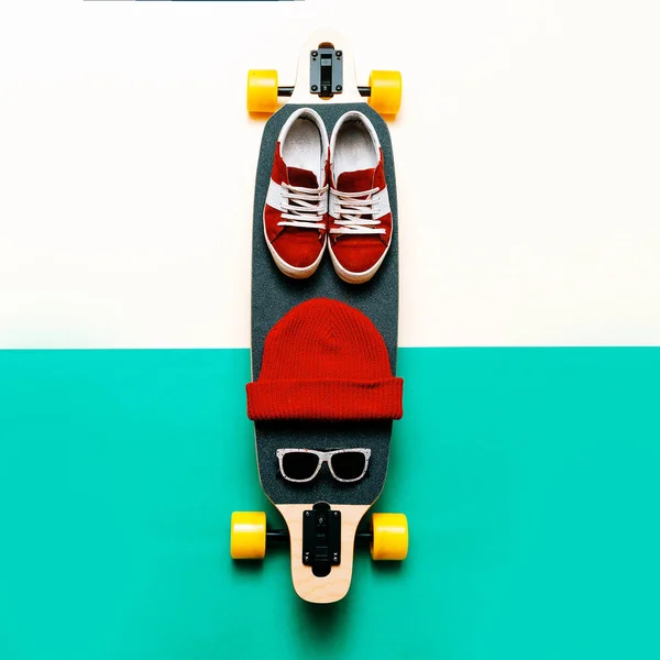 Skateboard, zonnebril, pet, sneakers. Hou van Urban fashion. Minim — Stockfoto