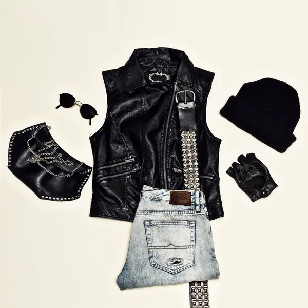 Rock tarzı ayarlayın. Siyah kentsel moda. Yelek, debriyaj çanta, cap. Blac — Stok fotoğraf