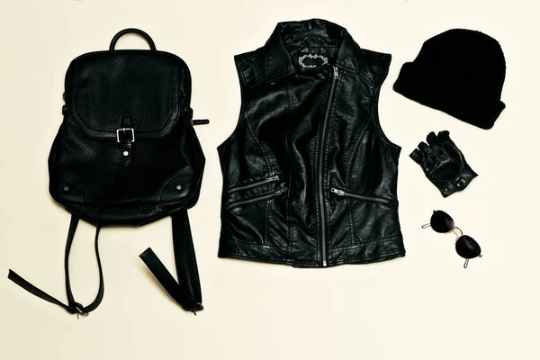 Rock stijl instellen. Zwarte Urban fashion. Vest, rugzak cap. Zwart l — Stockfoto