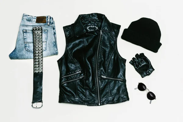 Rock-Stil gesetzt. Jeans. schwarze urbane Mode. Weste, Rucksackmütze. — Stockfoto