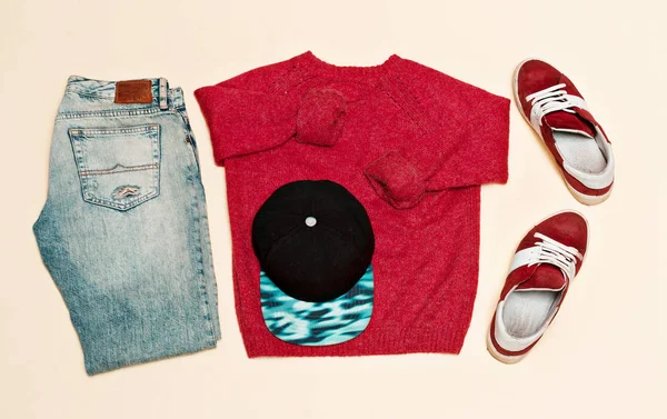 Городская одежда. Обувь джинсы кепка Skateboard fashion s — стоковое фото