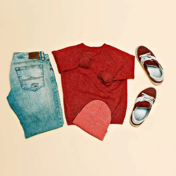 Conjunto de roupas urbanas. camisola jeans sapatos cap — Fotografia de Stock
