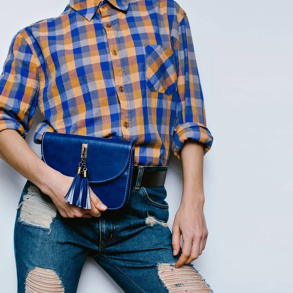 Land meisje zomer fashion stijl. Accessoires. Tas, klassieke blu — Stockfoto