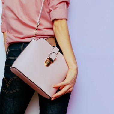 Kız pembe gömlek ve pembe aksesuarlar. Çanta ve şık Jeans