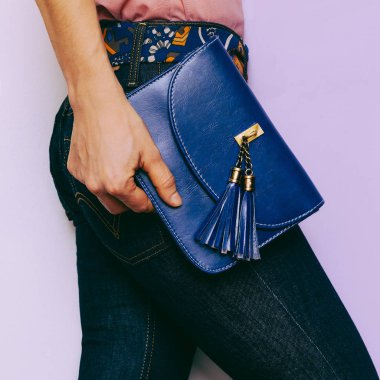Bayan mavi jeans ve moda aksesuarları. Çanta ülke stil