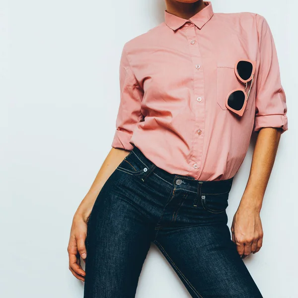 Meisje in een roze shirt en klassieke spijkerbroek stijlvolle kleding — Stockfoto