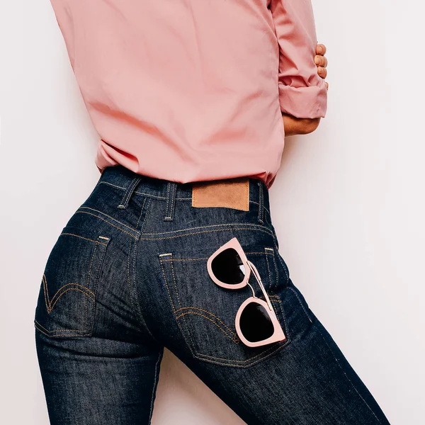 Menina de camisa rosa e óculos de sol rosa. Calça jeans elegante — Fotografia de Stock