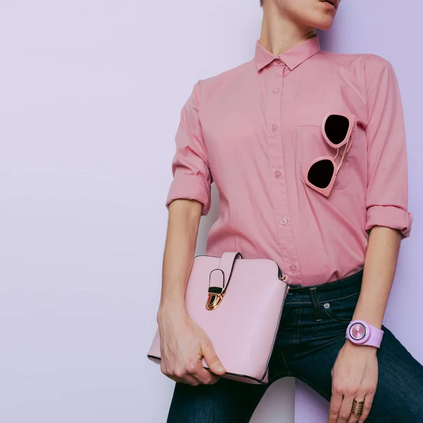 Meisje in roze shirt en roze accessoires. Horloges, tassen en sungl — Stockfoto